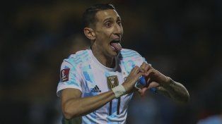 Festejo. Di María celebra la notable conquista en el estadio de Peñarol.