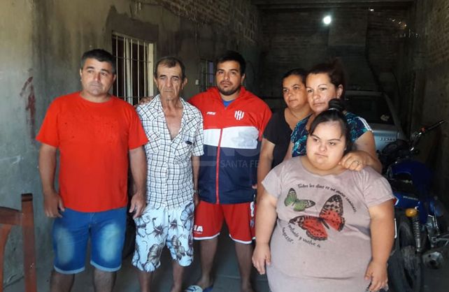 La familia de la mujer de 61 años que falleció en la guardia del Iturraspe el fin de semana.&nbsp;