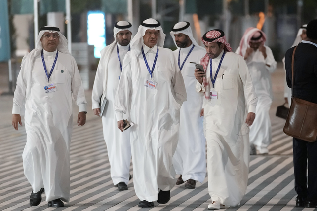 La delegación árabe saudita ingresa al salón de la conferencia.
