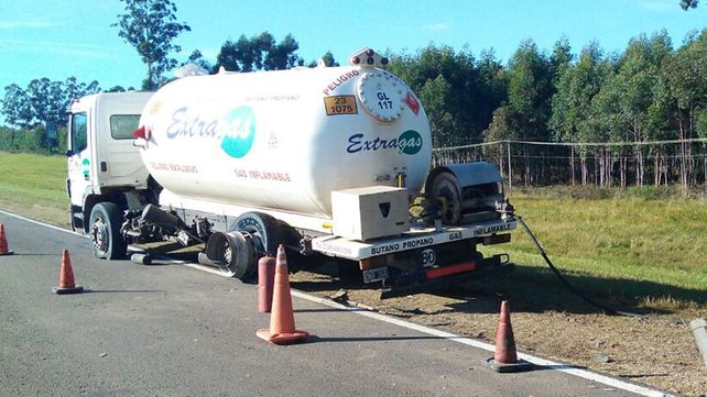 Un herido en un choque entre un auto y un camión de combustible