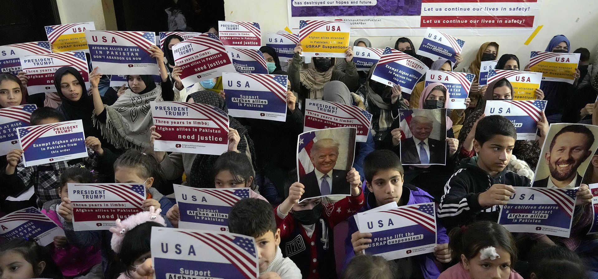 Refugiados afganos sostienen carteles durante una reunión para discutir la situación luego de que el presidente Donald Trump suspendiera los programas de refugiados de Estados Unidos, en Islamabad, Pakistán, el viernes 24 de enero de 2025. (Foto AP/Anjum Naveed) Refugiados afganos sostienen carteles durante una reunión para discutir la situación luego de que el presidente Donald Trump suspendiera los programas de refugiados de Estados Unidos, en Islamabad, Pakistán, el viernes 24 de enero de 2025. (Foto AP/Anjum Naveed)