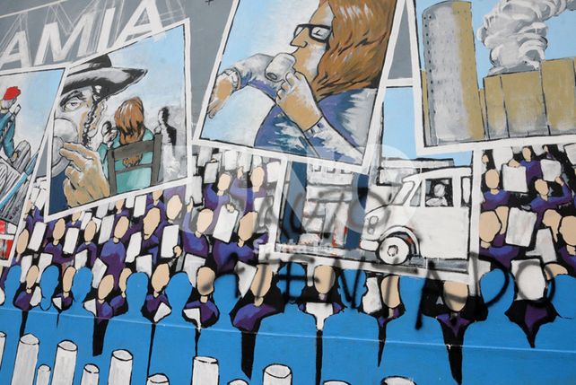 Aparecieron pintada vandálicas en el mural que recuerda el atentado a la Amia