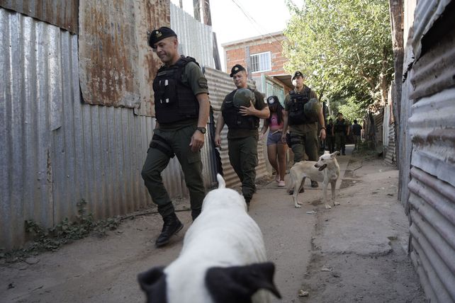 Más seguridad es uno de los reclamos persistentes en democracia ante la violencia y miedo que generan las economías ilegales.
