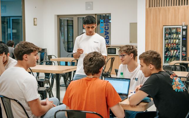 La Austral: compromiso regional, salida laboral y la posibilidad de estudiar en el exterior