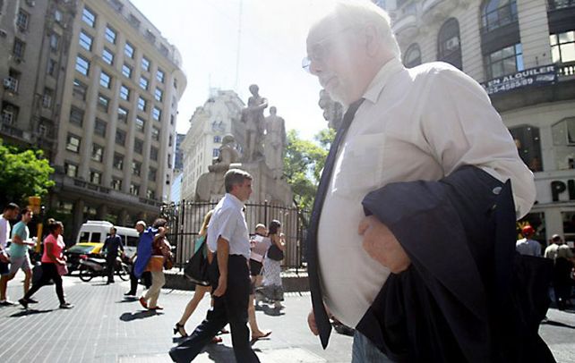 Jornada brava. La gente que debió moverse por el centro porteño al mediodía sintió el esfuerzo.