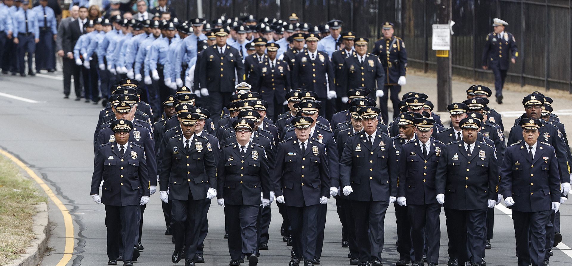 Un grupo de comandancia policial marcha hacia el velorio público para el oficial de policía de Filadelfia Jaime Roman, quien recibió un disparo de un sospechoso en Kensington en junio y falleció recientemente, el miércoles 18 de septiembre de 2024. (Steven M. Falk/The Philadelphia Inquirer vía AP) Un grupo de comandancia policial marcha hacia el velorio público para el oficial de policía de Filadelfia Jaime Roman, quien recibió un disparo de un sospechoso en Kensington en junio y falleció recientemente, el miércoles 18 de septiembre de 2024. (Steven M. Falk/The Philadelphia Inquirer vía AP)