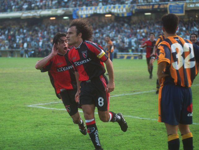Festejo a lo Larry. Salda&ntilde;a acaba de convertir el gol del triunfo y Rosales lo grito con alma y vida.&nbsp;