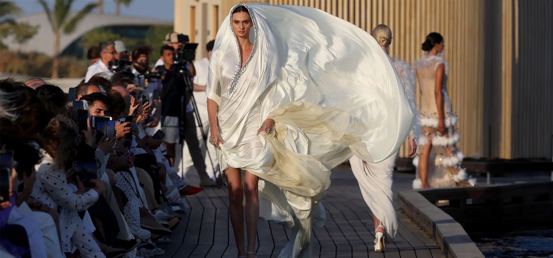 Una modelo camina por la pasarela durante la semana de la moda del Mar Rojo, Islas Ummahat, Arabia Saudita. Fotografía: Fayez Nureldine/AFP/Getty Images Una modelo camina por la pasarela durante la semana de la moda del Mar Rojo, Islas Ummahat, Arabia Saudita. Fotografía: Fayez Nureldine/AFP/Getty Images