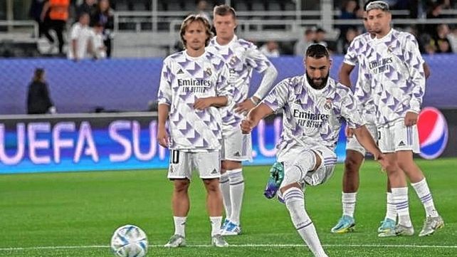 Real Madrid visita a Almería en el inicio de su camino en el fútbol español.