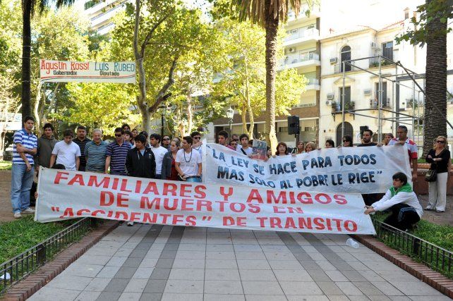 ROSARIO 19-03-11 POLICIALES. MARCHA PARA PEDIR JUSTICIA POR MUERTES EN ACCIDENTES DE TRáNSITO. ENTRE OTROS ASISTIERON LOS HERMANOS DE MARíA CELESTE HAIEK