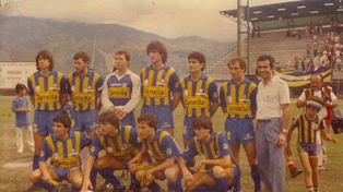 Central posó en esta foto ante Estudiantes de Mérida con un futbolista porque Pedernera tuvo que ir al baño.