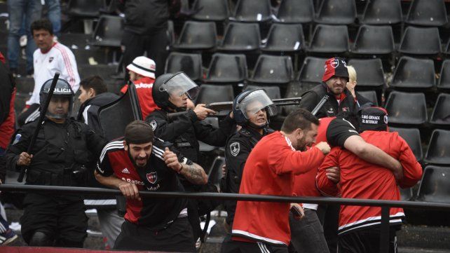 Serios incidentes al término del partido entre hinchas leprosos y la policía