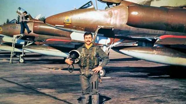 El rosarino Alfredo Jorge Vázquez posa junto al poderoso A-4 Skyhawk en el que murió combatiendo el 8 de junio de 1982.