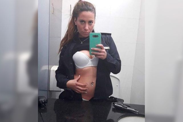 Redes. La chica posó frente a un espejo en ropa interior y con el arma reglamentaria.