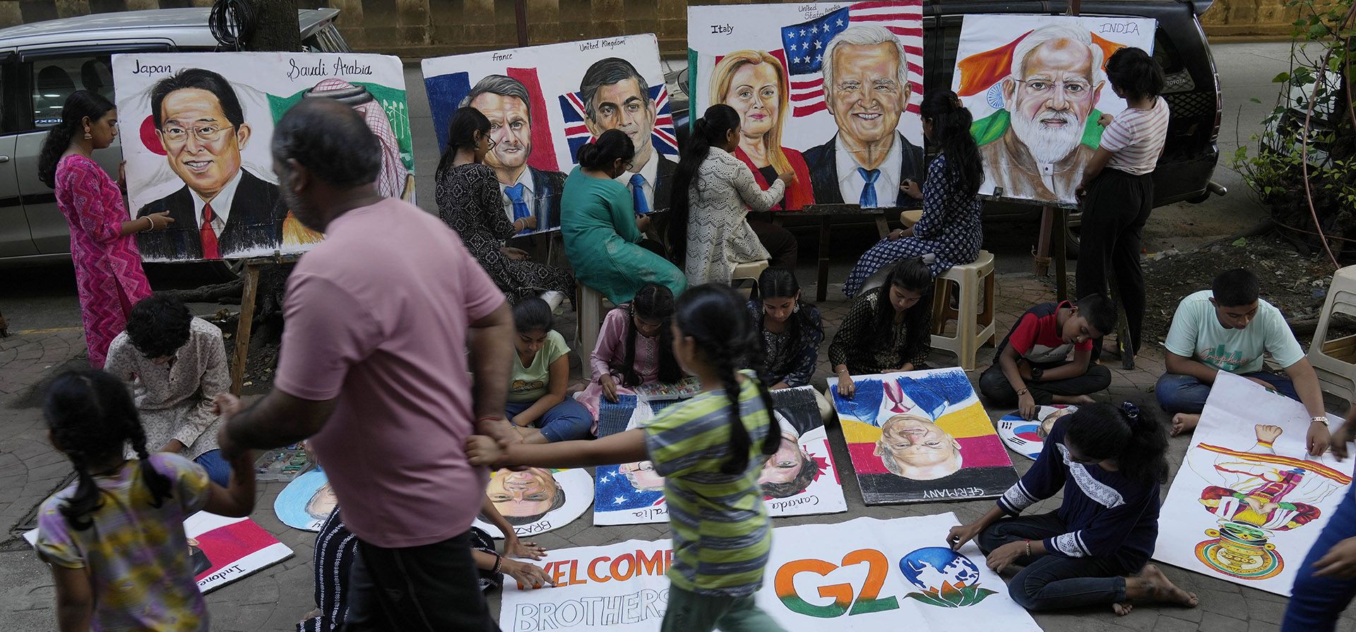 Estudiantes de la Escuela de Arte Gurukul dibujan retratos de jefes de estado del G20 antes de la próxima cumbre del G20, en Mumbai, India, el martes 5 de septiembre de 2023. (Foto AP/Rajanish Kakade) Estudiantes de la Escuela de Arte Gurukul dibujan retratos de jefes de estado del G20 antes de la próxima cumbre del G20, en Mumbai, India, el martes 5 de septiembre de 2023. (Foto AP/Rajanish Kakade)