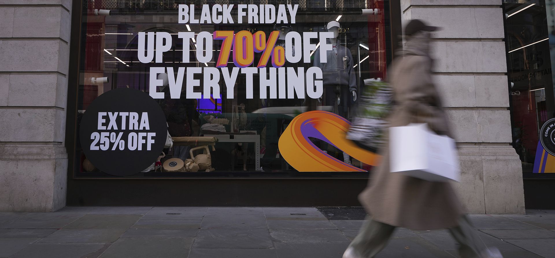 Un transeúnte pasa frente a una tienda que anuncia una oferta de Black Friday en Regent Street, Londres, el jueves 28 de noviembre de 2024. (Foto AP/Kirsty Wigglesworth) Un transeúnte pasa frente a una tienda que anuncia una oferta de Black Friday en Regent Street, Londres, el jueves 28 de noviembre de 2024. (Foto AP/Kirsty Wigglesworth)