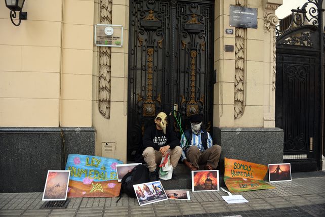 Ambientalistas se encadenaron en la puerta de la Sociedad Rural de Rosario en reclamo de la ley de humedales