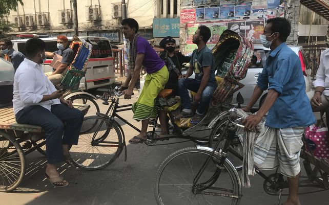Conductores de rickshaw (bicitaxis) de Bangladesh