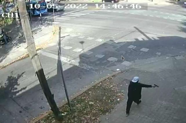 La balacera a una dependencia del Servicio Penitenciario de Alsina y Pellegrini incluyó una amenaza escrita contra un celador del preso de alto perfil Pablo Camino.