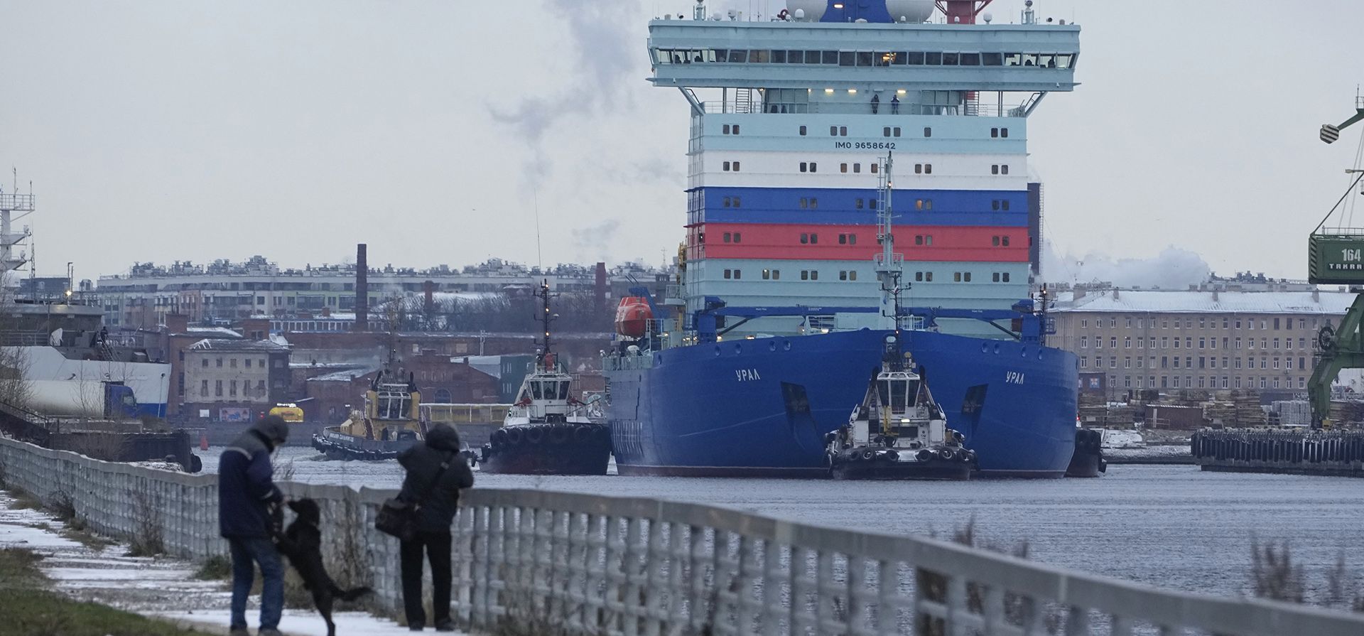 El rompehielos de propulsión nuclear, comienza su paso desde el Astillero Baltiysky a la ciudad norteña de Murmansk, en San Petersburgo, Rusia, el miércoles 23 de noviembre de 2022.