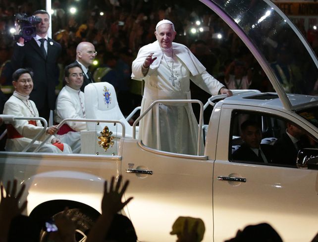Francisco saluda a la multitud en Manila