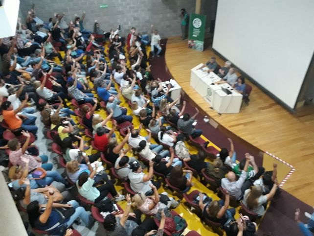 Plenario. Los delegados votaron a mano alzada las medidas de fuerza.