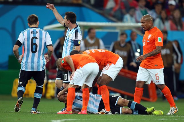 Mascherano asustó a todos al caer al piso tras golpear su cabeza con un rival