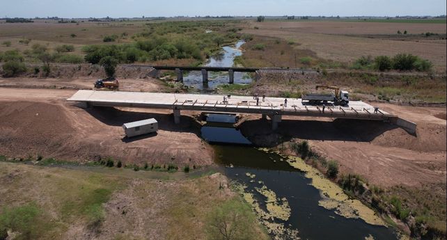Mejorando caminos. El gobierno santafesino está realizando obras en 31 puentes de todo el territorio.
