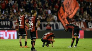 Molidos. Garro, Genaro, Giani y Castro, con signos de agotamiento, son la muestra de la frustración por el mal resultado.