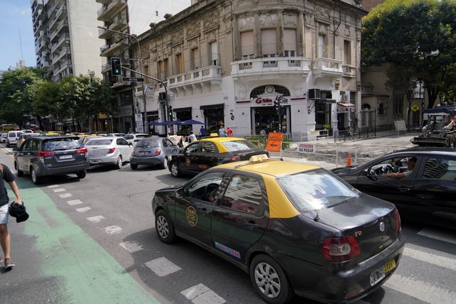 Las obras de pavimentación complican el tránsito en Pellegrini y Maipú.