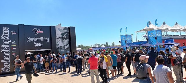 A full. El público hace grandes cola para comprar una prenda oficial de MotoGP. 