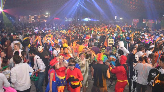 Paraná vivió su noche disfrazada junto a miles de visitantes de todo el país