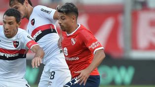 &iquest;Jugar&aacute;n juntos? Maxi y Palacios luchan por la pelota en el &uacute;ltimo Newell&rsquo;s-Independiente.