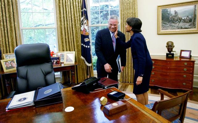 Fotografía de archivo del 7 de mayo de 2002, el secretario de Estado Colin Powell recibe una palmada en la mejilla de la consejera de Seguridad Nacional Condoleezza Rice, en la Oficina Oval. Colin Powell, murió por complicaciones del COVID-19, dijo su familia este lunes.