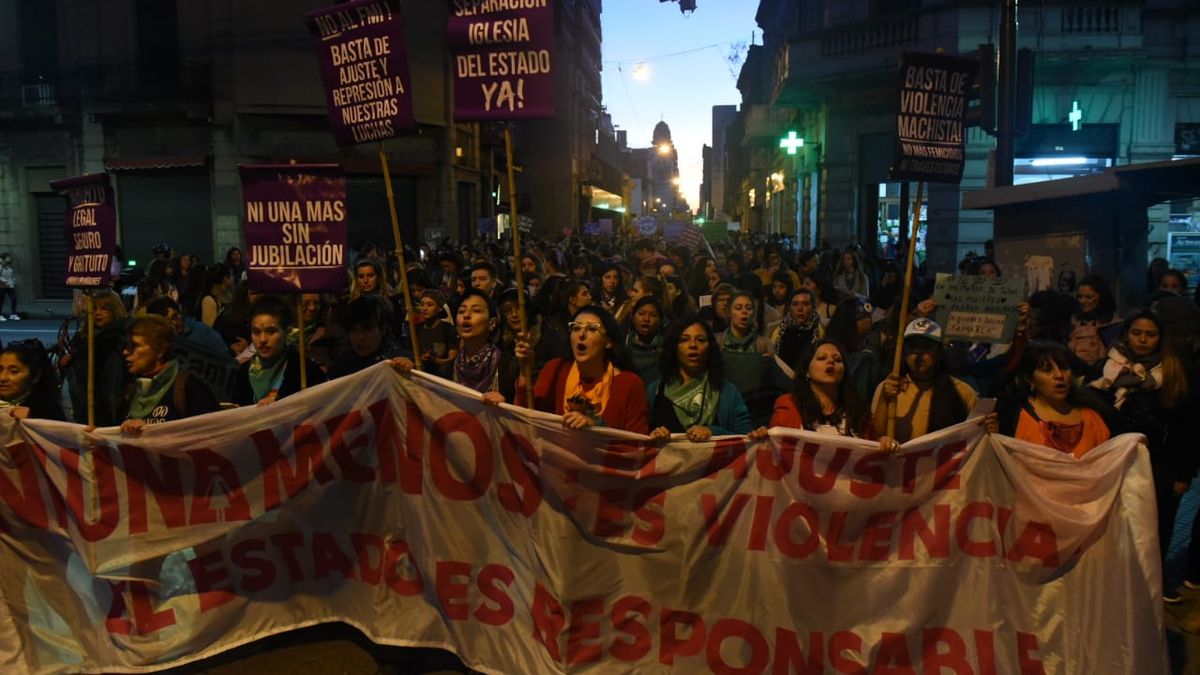 Miles de mujeres marchan por el centro de Rosario para gritar Ni Una Menos