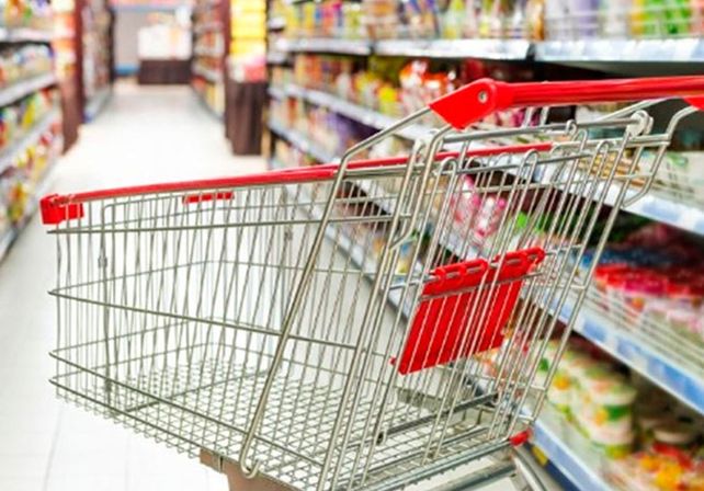 Condenan a supermercado a indemnizar a una clienta perjudicada por tropezar con una rejilla