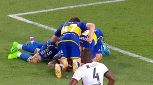 Festeja todo Boca tras el segundo gol que le dio la victoria ante San Lorenzo. Complicó a Newells.