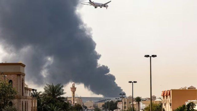 Israel prevé tres semanas más de ataques contra Irán y crece la presión por al tráfico de buques petroleros