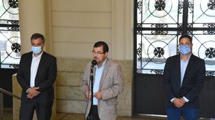 El director de Seguridad Deportiva de Santa Fe, Marcos Romero, se reunió un instante con los presidentes de Central, Rodolfo Di Pollina, y de Newell’s, Ignacio Astore.
