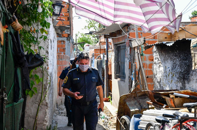 La policía bonaerense ingresa a Puerta 8