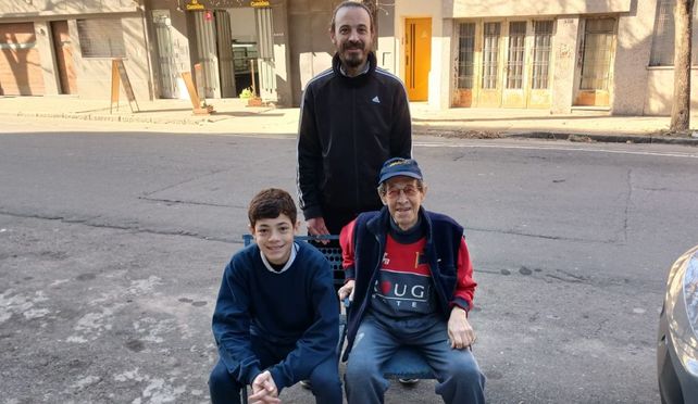 Tres generaciones. Juan Carlos junto a su hijo Julián (47) y su nieto Emanuel (16)