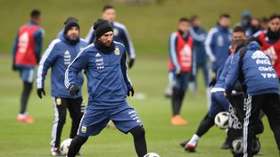 Messi está más afuera que adentro para el partido ante Italia