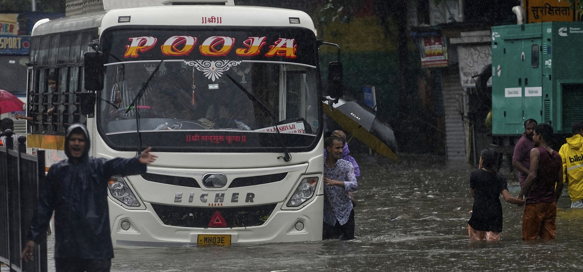 Un grupo de personas empuja un autobús por una calle inundada durante una intensa lluvia en Mumbai, India, el lunes 18 de agosto de 2025. (Foto AP/Rajanish Kakade) Un grupo de personas empuja un autobús por una calle inundada durante una intensa lluvia en Mumbai, India, el lunes 18 de agosto de 2025. (Foto AP/Rajanish Kakade)
