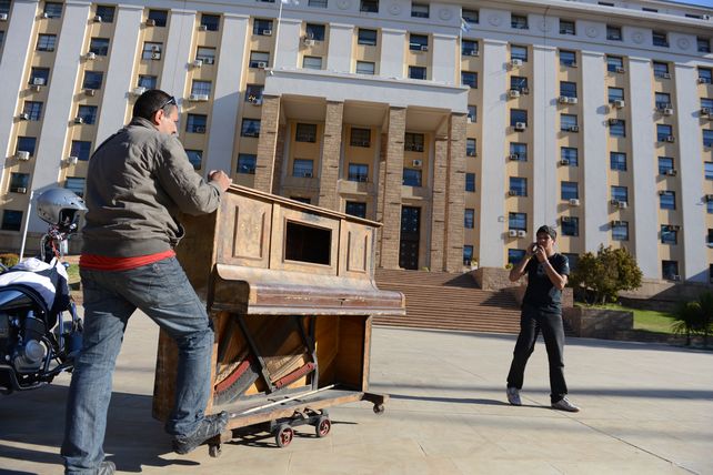Arrastró un piano durante 10 km para pedir mejoras salariales en una inusual e insólita protesta