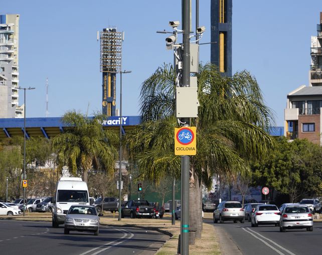 Indicaciones en la vía pública. Los carteles advierten sobre la presencia de cámaras y en forma complementaria se indican las velocidades.