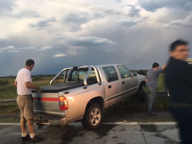 Una camioneta se despistó y chocó un guardarail en la ruta 168
