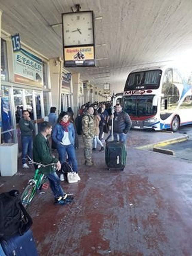 Algunos pasajeros esperaron más de dos horas en la terminal de Santa Fe.&nbsp;