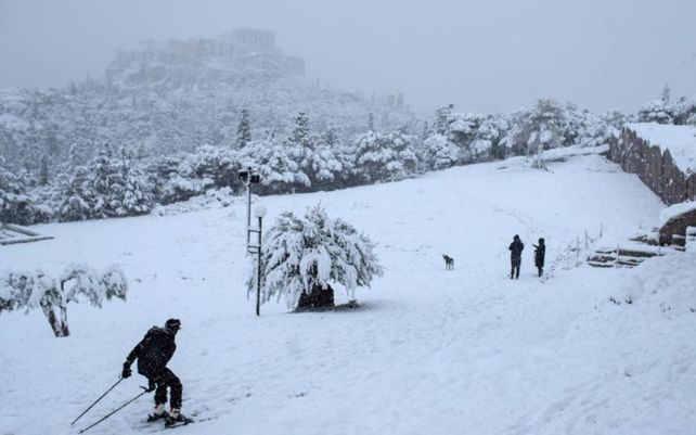 La ola de frío en Grecia cubre de nieve Atenas