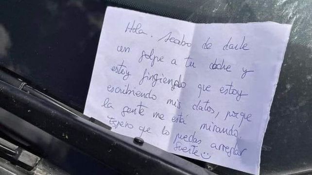 Un posteo reveló el curioso mensaje dejado en el parabrisas de un auto que había sido chocado en ausencia de su conductor.&nbsp;