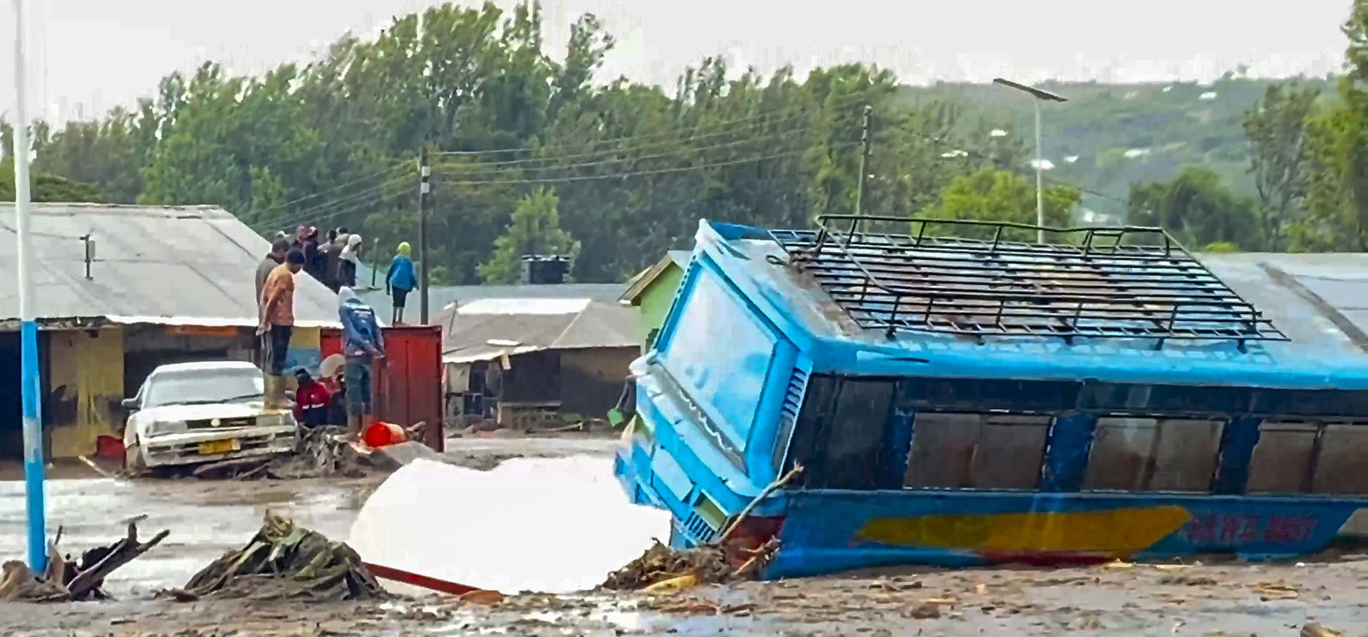 En esta imagen tomada de un video se muestra una calle inundada en el poblado de Katesh, Tanzania, el domingo 3 de diciembre de 2023. (AP Foto). En esta imagen tomada de un video se muestra una calle inundada en el poblado de Katesh, Tanzania, el domingo 3 de diciembre de 2023. (AP Foto).